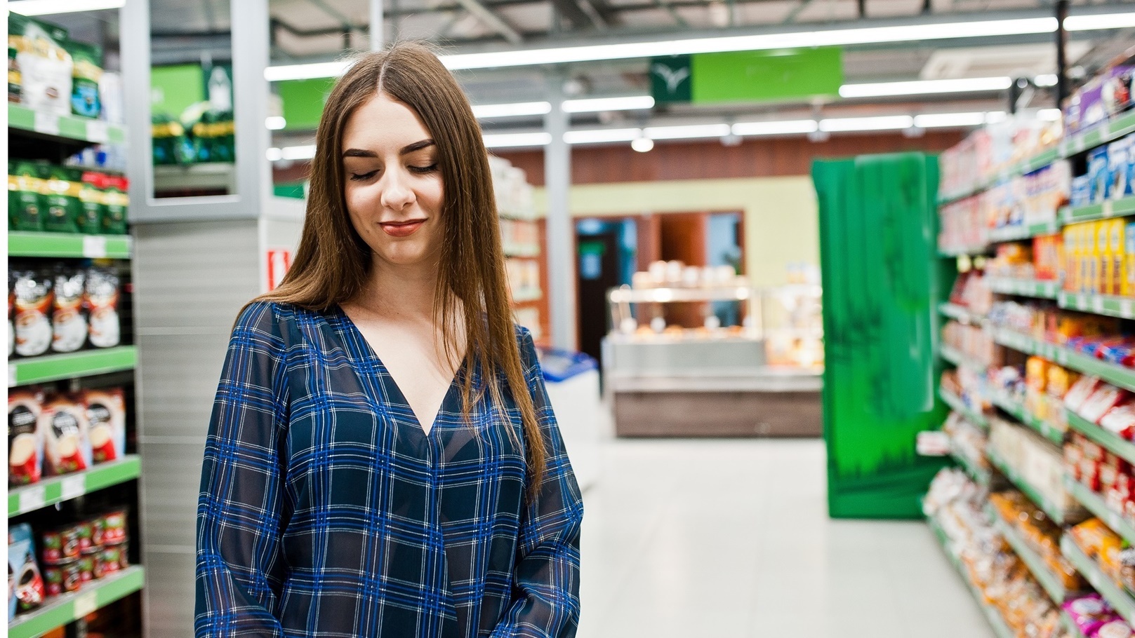 woman-in-the-supermarket-2021-09-01-11-31-41-utc