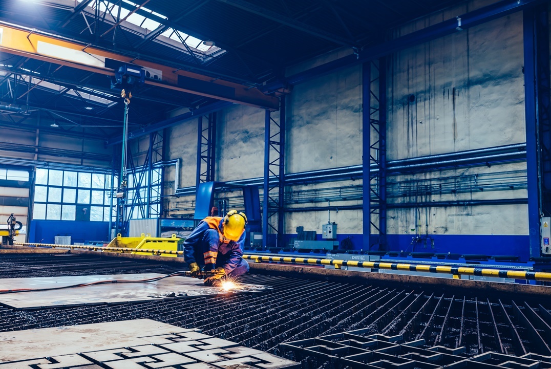 worker-cutting-metal-steel-with-acetylene-torch-i-2021-08-27-09-32-13-utc