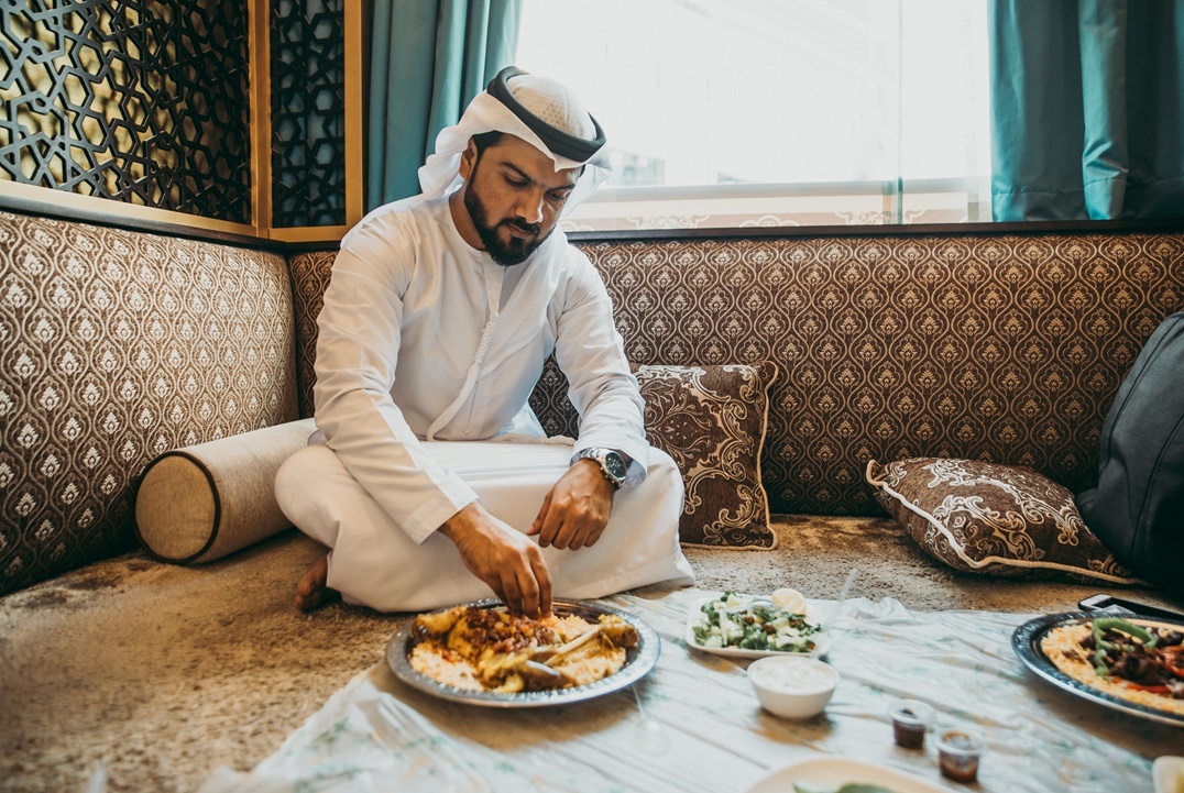 arabic-man-with-traditional-clothes-eating-chicken-2021-09-02-01-01-09-utc