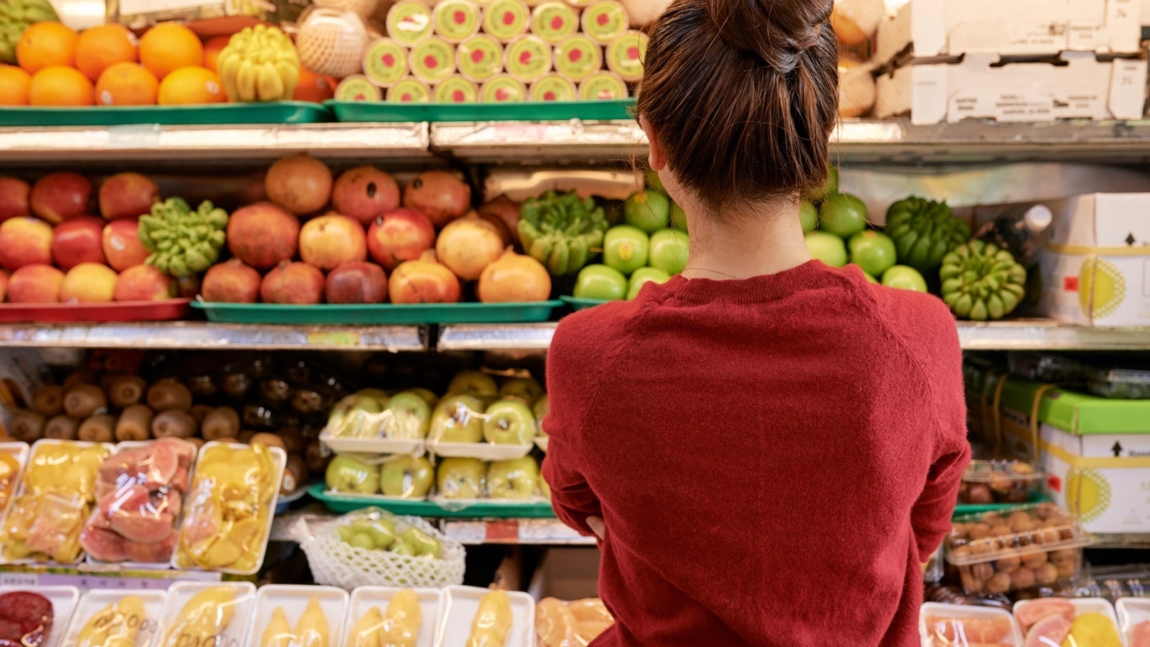 woman-shopping-at-supermarket-2021-08-27-09-40-51-utc